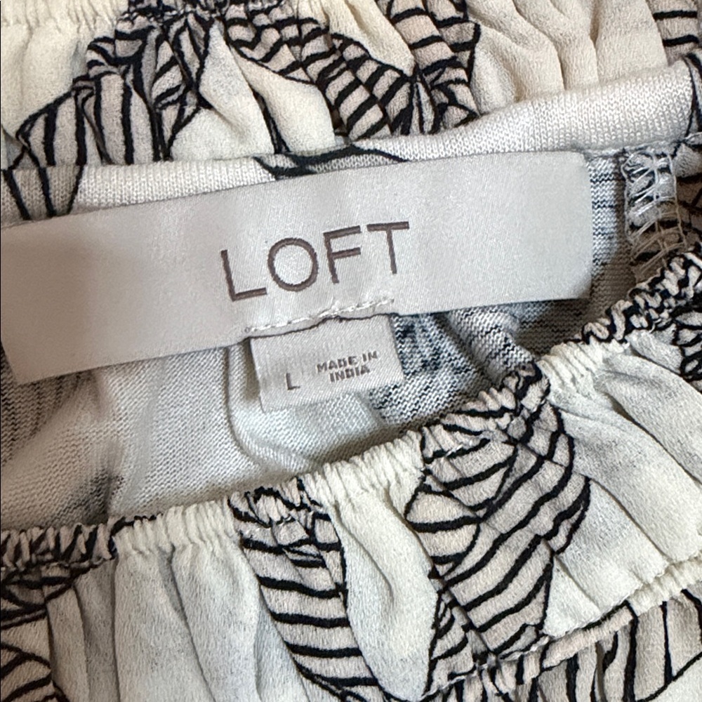 LOFT Black and White Short sleeve Patterned Blouse size Large - Picture 4 of 11